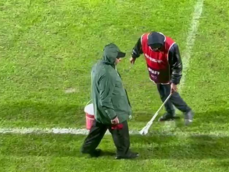 Imagini spectaculoase la Clinceni! Oficialii au retușat dungile de pe teren cu var în timpul pauzei.