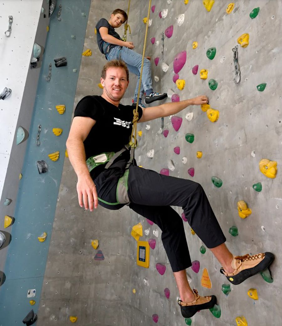 Selecționerul Germaniei, Julian Nagelsmann, și iubita sa, Lena, alături de un copil bolnav Julian Nagelsmann și iubita sa într-un gest de solidaritate!