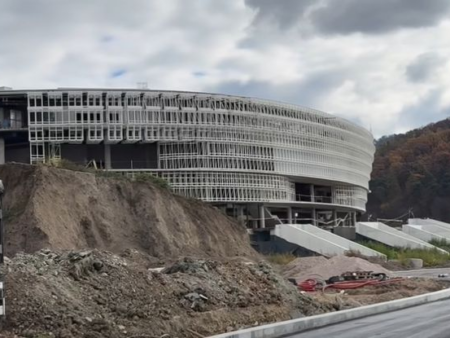 Imagini uimitoare! Cea mai mare sală polivalentă din România își ia avânt.