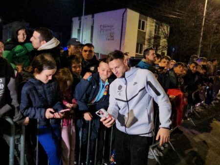 Ce s-a întâmplat la Sibiu după semi-eșecul FCSB: „Rămâi aici!” – Întâlnire plină de emoție pentru titularul campioanei: „Fii atent, mamă!”