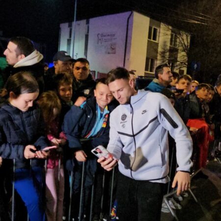 Ce s-a întâmplat la Sibiu după semi-eșecul FCSB: „Rămâi aici!” – Întâlnire plină de emoție pentru titularul campioanei: „Fii atent, mamă!”