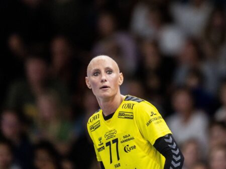 Crainicul unei echipe a fost demis după un comentariu inadecvat despre o handbalistă legendară diagnosticată cu cancer.