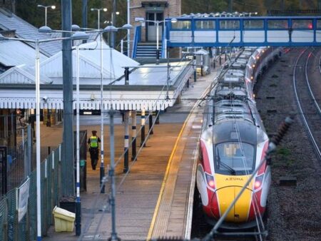 Patronul echipei din Premier League a intervenit pentru a oferi sprijin financiar fanilor agresați cu cuțitul în tren.