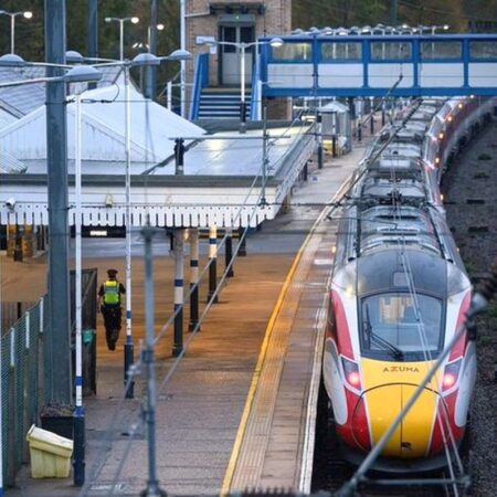 Patronul echipei din Premier League a intervenit pentru a oferi sprijin financiar fanilor agresați cu cuțitul în tren.