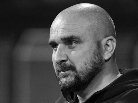 Antrenorul a decedat în timpul meciului și a murit pe drum spre spital.