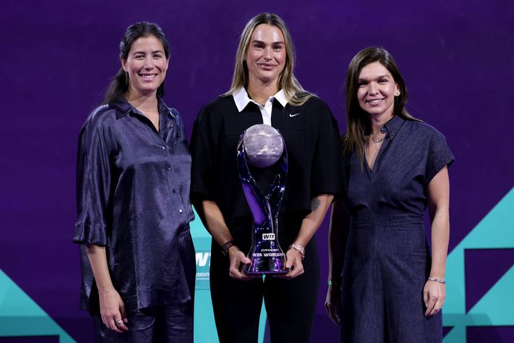 Aryna Sabalenka, alături de Garbine Muguruza și Simona Halep, cu trofeul de număr 1 mondial la finalul lui 2025