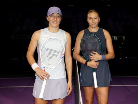 Amanda Anisimova a învins-o pe Iga Swiatek și s-a calificat în semifinale la WTA Finals.