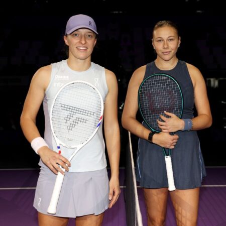 Amanda Anisimova a învins-o pe Iga Swiatek și s-a calificat în semifinale la WTA Finals.