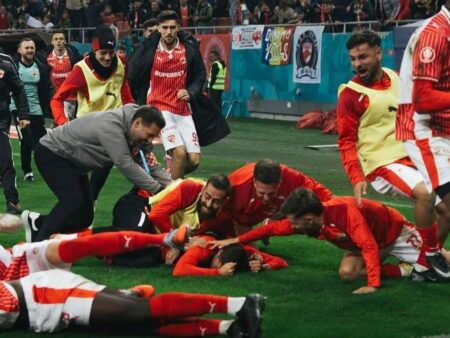 O oportunitate caldă, o provocare rece pentru Dinamo. Care sunt situațiile lui Sivis și Epassy înainte de reluarea sezonului?