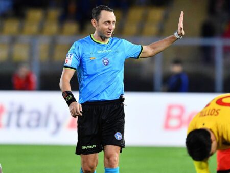 Arbitrul a confundat echipele și a anulat penalty-ul unei echipe care nu era pe teren!