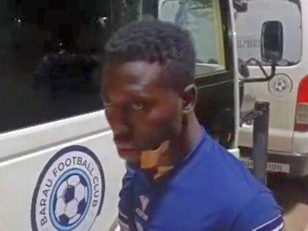 Șocant! Fanii l-au atacat și l-au înjunghiat în gât direct pe teren.