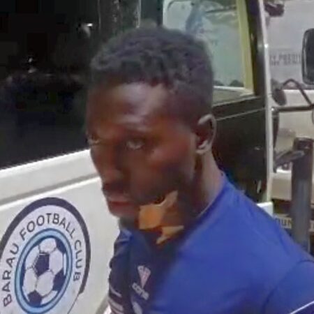 Șocant! Fanii l-au atacat și l-au înjunghiat în gât direct pe teren.