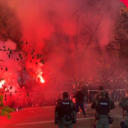 Ultras bosniaci protestează cu torțe și fumigene în fața stadionului din Zenica