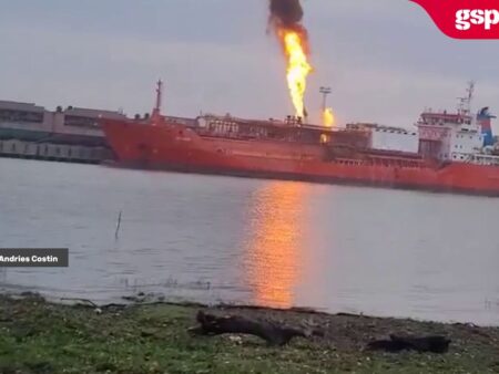 O ambarcațiune pe Dunăre în flăcări! Atacată de dronele rusești și amenințată cu o explozie majoră