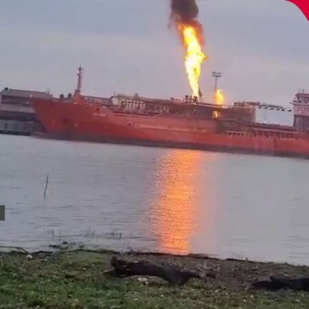 O ambarcațiune pe Dunăre în flăcări! Atacată de dronele rusești și amenințată cu o explozie majoră