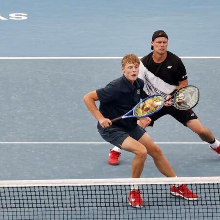 La 5 ani după retragere, fostul lider mondial s-a întors pe teren și a jucat împreună cu fiul său, obținând o victorie rapidă.