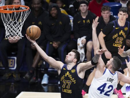 „Trebuie să existe un motiv” poate fi reformulat ca „Este nevoie de un motiv”.