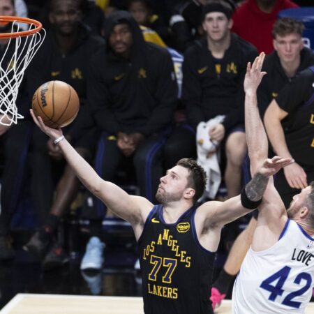 „Trebuie să existe un motiv” poate fi reformulat ca „Este nevoie de un motiv”.