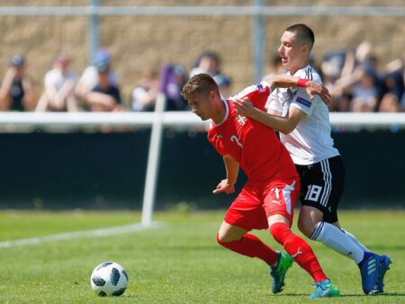 PICAJ IMPRESIONANT » Fost jucător al echipei adverse din Europa League, acum frizer la doar 24 de ani