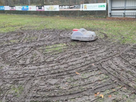 Un robot a devastat gazonul unei echipe din Germania: „S-a oprit”