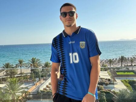 „Nimeni nu așteaptă pe nimeni” poate fi reformulat ca „Nimeni nu stă pe loc pentru nimeni.”