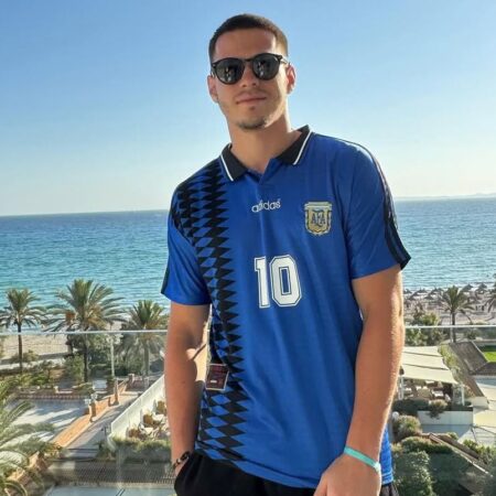 „Nimeni nu așteaptă pe nimeni” poate fi reformulat ca „Nimeni nu stă pe loc pentru nimeni.”