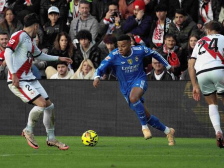 Real Madrid » Madrilenii intenționează să se desprindă de Barcelona.