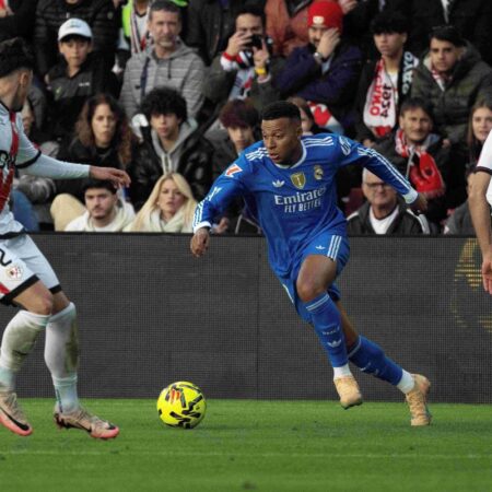 Real Madrid » Madrilenii intenționează să se desprindă de Barcelona.