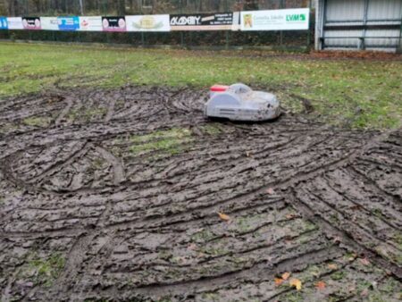 Robotul cumpărat pentru tăierea gazonului a distrus terenul!