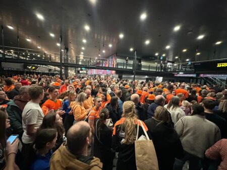 „Să poarte o cască, căci îi vor arunca ouă!” :)