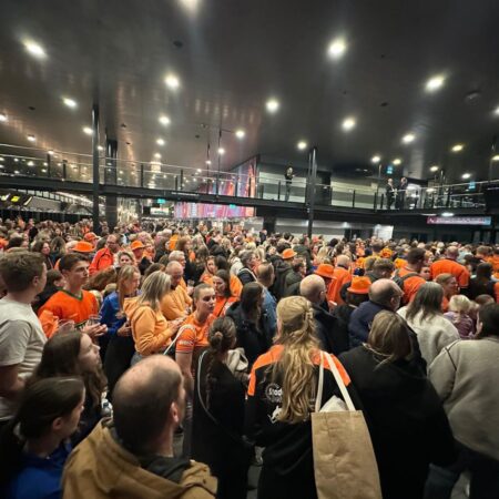 „Să poarte o cască, căci îi vor arunca ouă!” :)