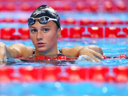 Summer McIntosh se întoarce în bazin după boala misterioasă pe care a avut-o.