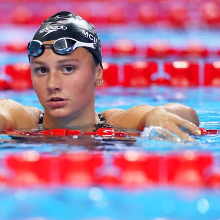 Summer McIntosh se întoarce în bazin după boala misterioasă pe care a avut-o.