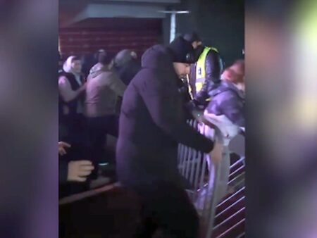 Sute de fani ai lui Partizan încearcă să intre la antrenament!