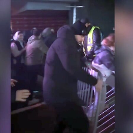 Sute de fani ai lui Partizan încearcă să intre la antrenament!