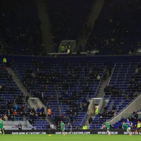 La 0-4 acasă, suporterii au izbucnit și au început să părăsească stadionul.