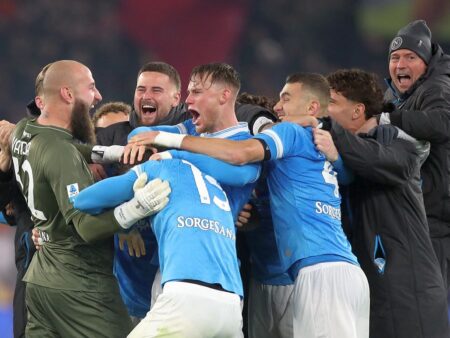 Napoli a învins Roma și a trecut înaintea Interului