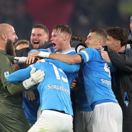 Napoli a învins Roma și a trecut înaintea Interului