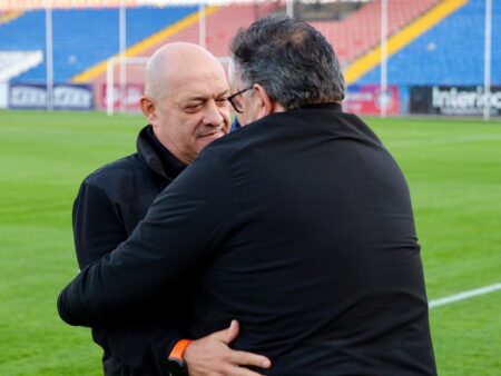 Mii de oameni s-au adunat la stadionul din Oradea pentru a-i aduce un ultim omagiu lui Emeric Ienei.