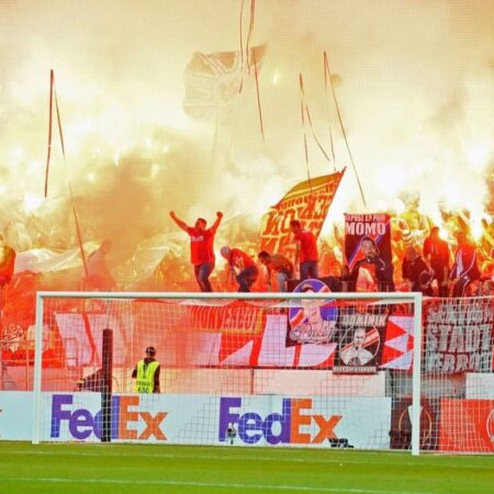 „Eroii”, ultrașii înfricoșători ai Stelei Roșii, instigă teama în rândul rivalilor. Controverse, conflicte politice, influențe și un mesaj de suflet: „Românul are trei frați: Dunărea, pădurea și sârbul!”