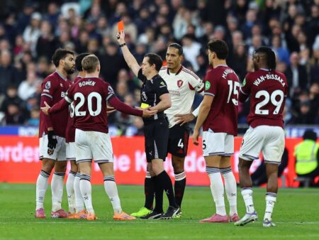 A primit două „galbene” în doar 20 de secunde