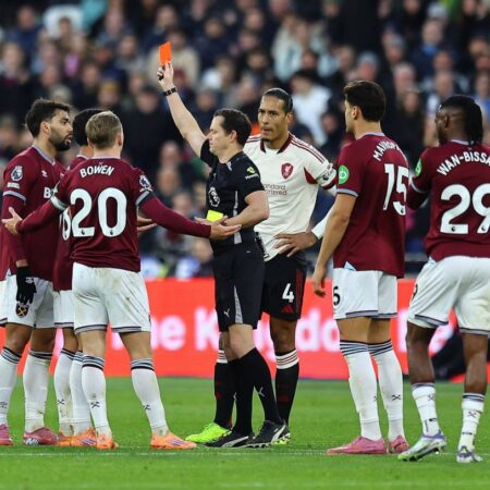 A primit două „galbene” în doar 20 de secunde