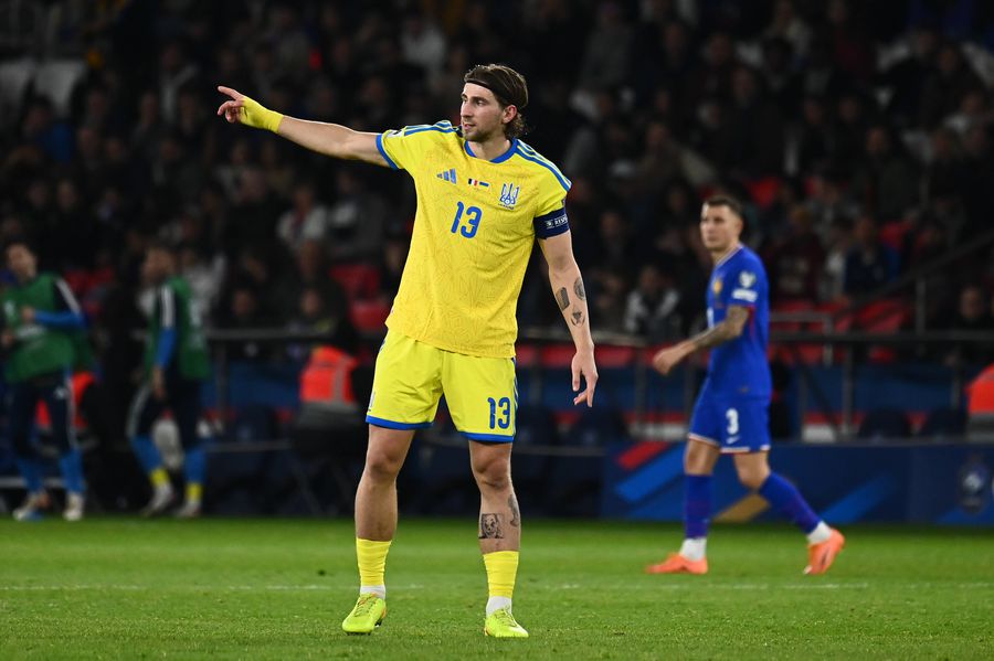 Zabarnyi, jucând pentru Ucraina // foto: Imago Images Fotbalistul promovat de Lucescu a provocat furie pentru că a salutat un coleg: „Cum să dai mâna cu dușmanul?!”