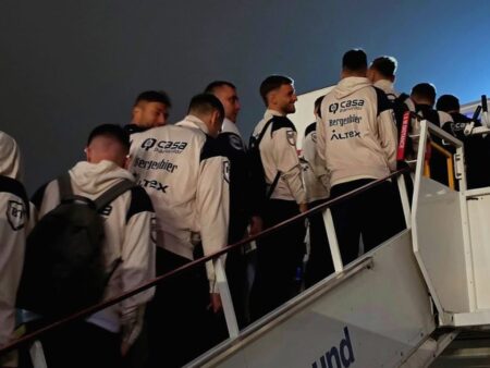 Naționala României, pregătită pentru confruntarea cu Bosnia! Imagini de la aeroport cu tricolorii