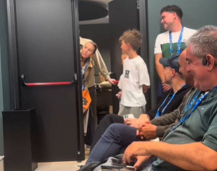 Jelena Djokovic întrerupe conferința lui Novak Jelena Djokovic a întrerupt brusc conferința lui Novak la Atena