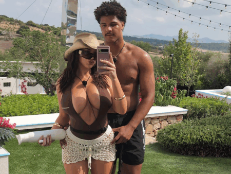 „Așa este, sânii mei sunt naturali”