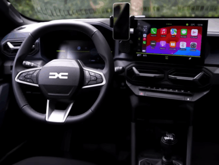 Noul model Dacia a fost surprins pe străzi! Imagini spion cu vehiculul » Lansare prevăzută pentru 2026: „Are un aspect neobișnuit”