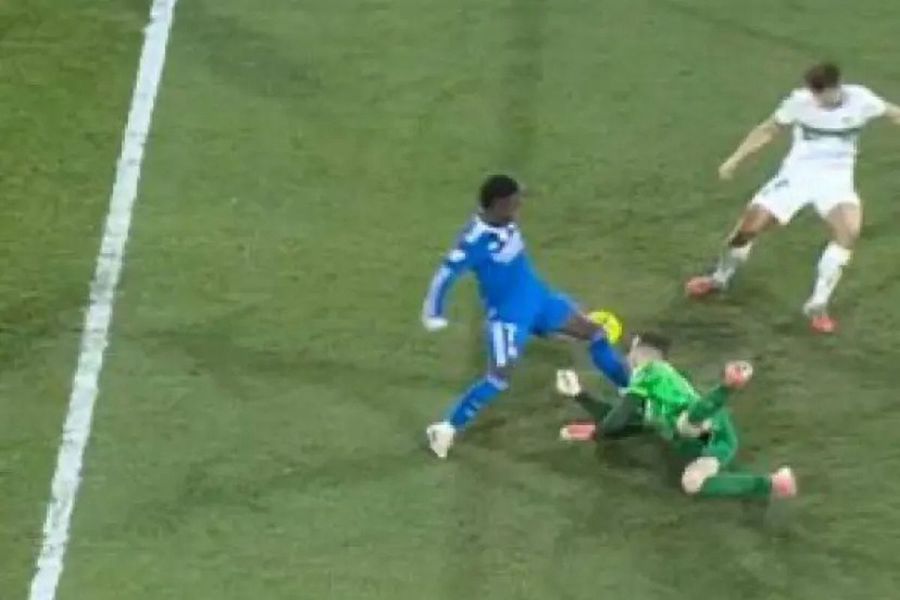 Vinicius îi lovește pe portar / Foto: captură Vinicius îi lovește pe portar