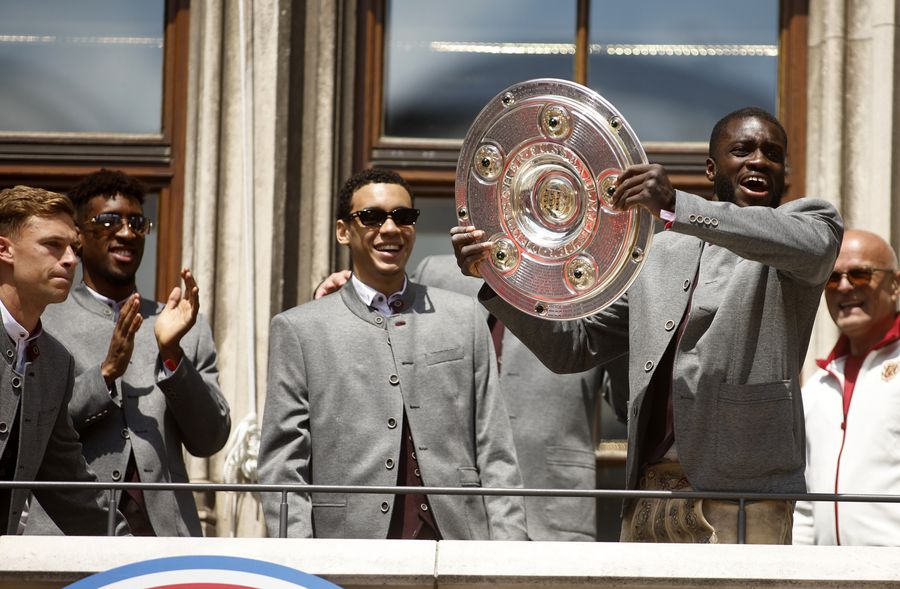 Dayot Upamecano sărbătorind titlul de campion în Bundesliga Un colos s-a retras! Va fi o luptă în trei pentru semnătura lui Upamecano