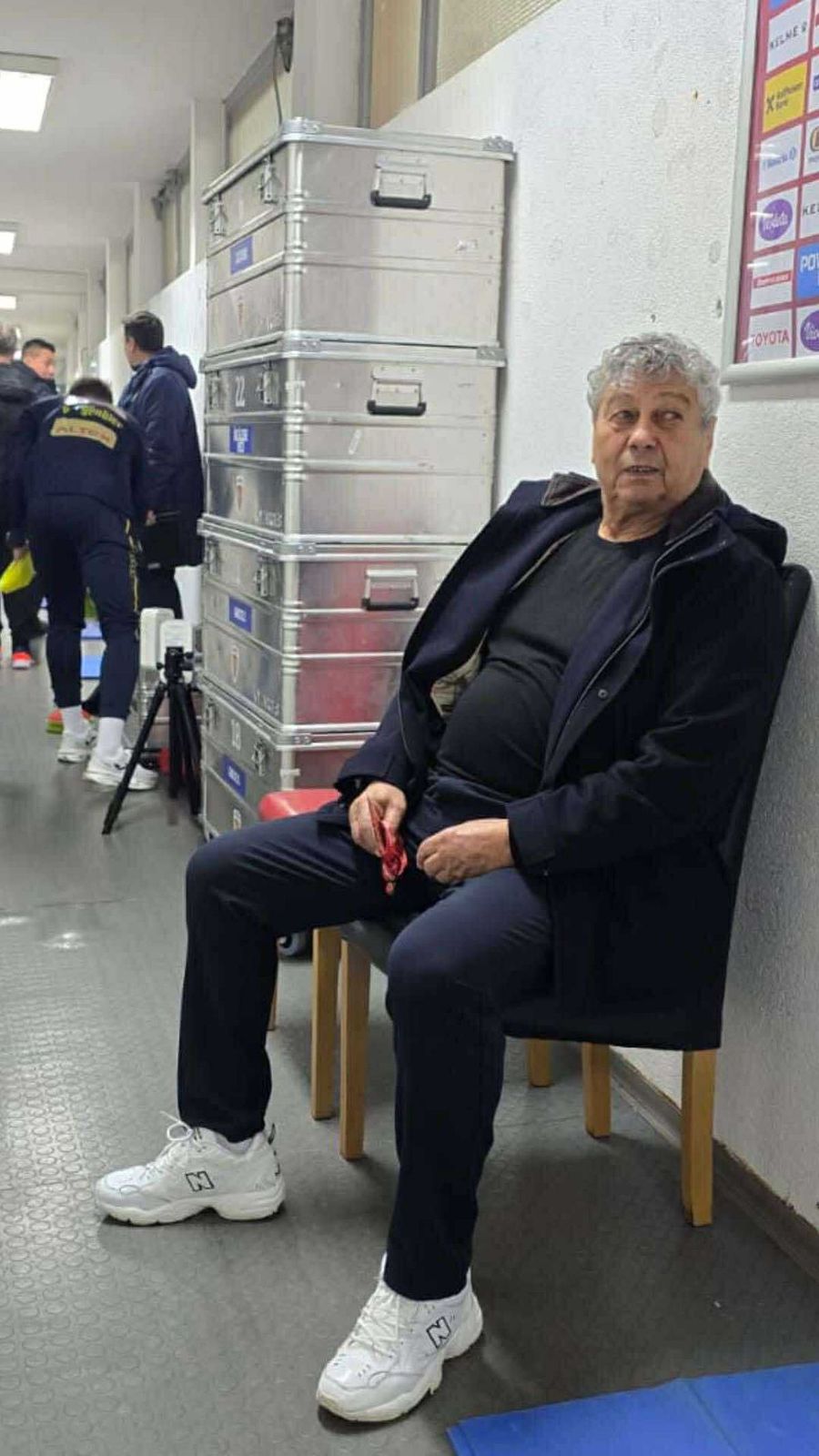 Mircea Lucescu, pe scaun pe un hol la stadionul din Zenica Pâcla mentală a naționalei României și gafele ciudate ale selecționerului